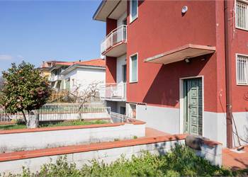 Villa singola per due famiglie