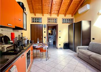 AFFITTASI MONOLOCALE MANSARDATO CON BOX